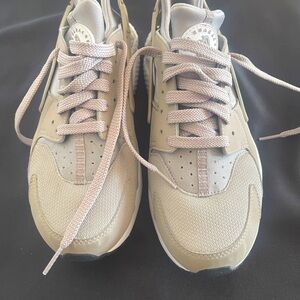 Nike hurraches size 6y